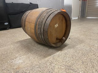Barrica de vino antigua de madera