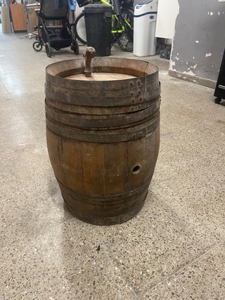 Barrica de vino antigua de madera