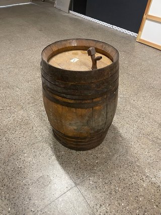 Barrica de vino antigua de madera