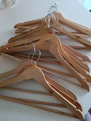 Perchas de madera y metal 32 unidades
