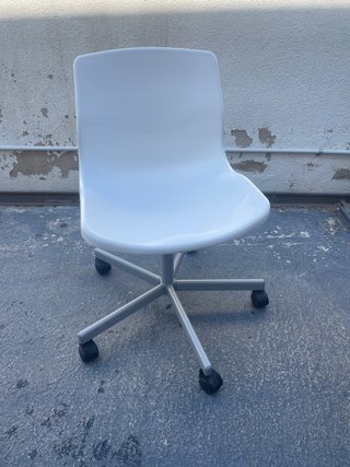 Silla de escritorio IKEA blanca con ruedas