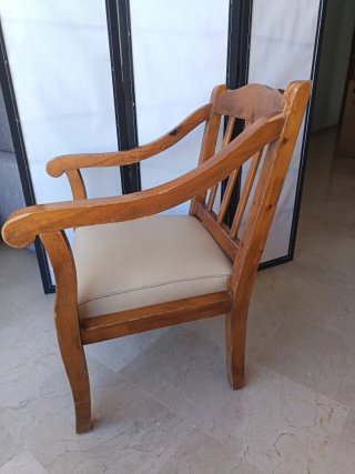 Butaca antigua de madera