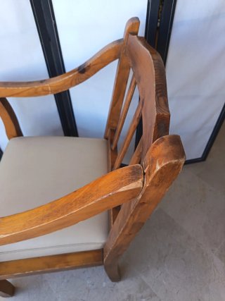 Butaca antigua de madera