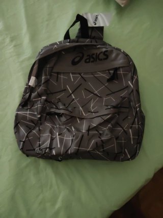 Mochila Asics gris con estampado