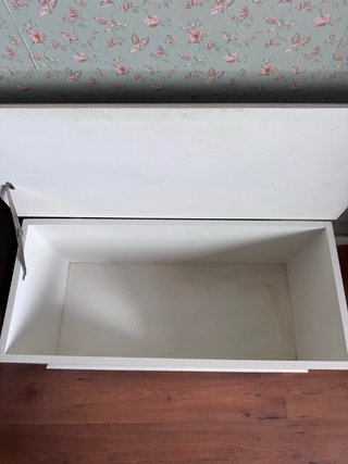 Baúl de madera blanco con corazón