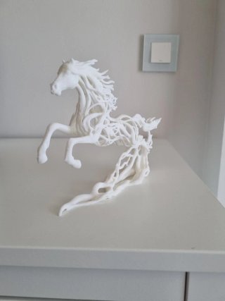 Figura caballo encabritado blanco estilizada