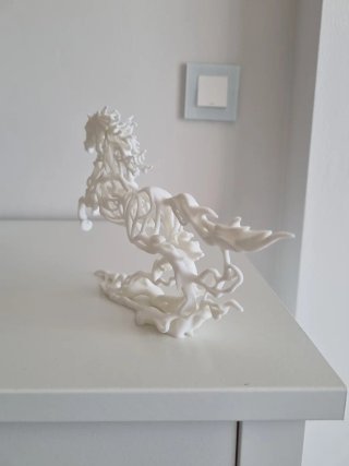 Figura caballo encabritado blanco estilizada