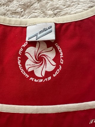 Camiseta Deportiva Mito y Stradivarius roja fucsia