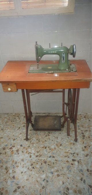 Máquina de coser Sigma. Necesita puesta a punto.