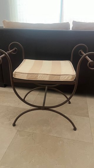 Banqueta de hierro forjado con cojín