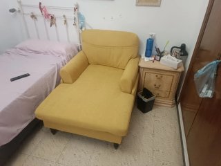 Sofá individual amarillo con reposapiés