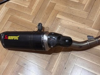 Escape Akrapovic montado en Kawasaki Z900