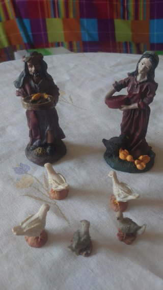 Figura Pescadero y Mujer con Pollitos