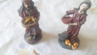 Figura Pescadero y Mujer con Pollitos