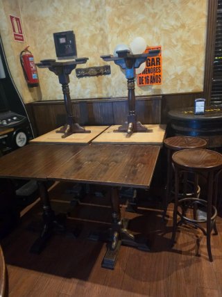Mesa de madera para bar o terraza