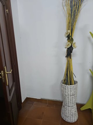 Jarrón de entrada alto mimbre y madera