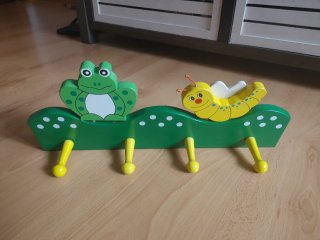 Perchero infantil madera rana oruga