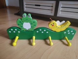 Perchero infantil madera rana oruga