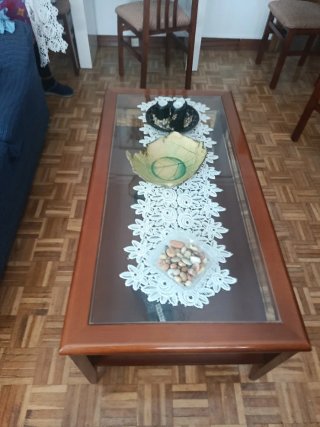 Mesa de salón de madera y cristal