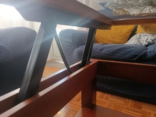 Mesa de salón de madera y cristal