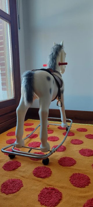 Caballo balancín + ruedines de juguete