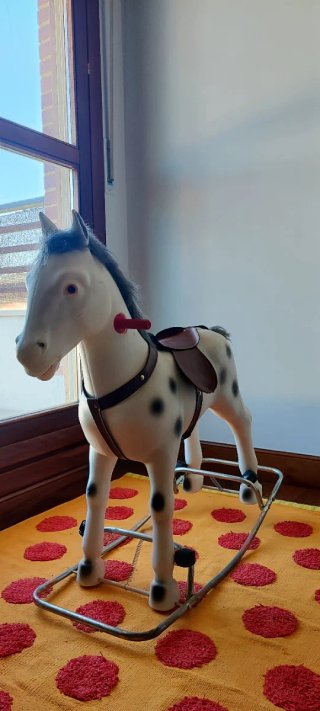 Caballo balancín + ruedines de juguete