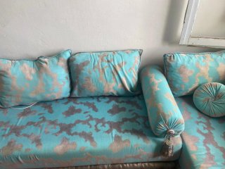 5 sofás modulares azules y grises