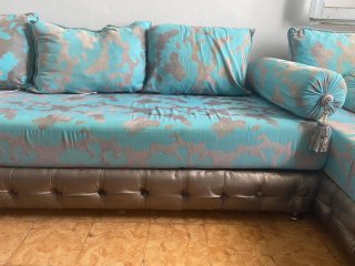 5 sofás modulares azules y grises