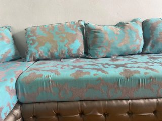 5 sofás modulares azules y grises