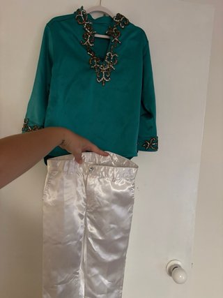 Traje de niño verde y blanco