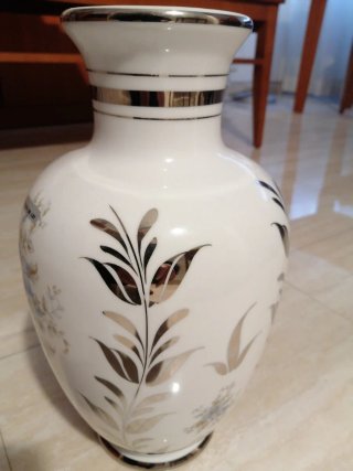 Jarrón de porcelana con plata de ley