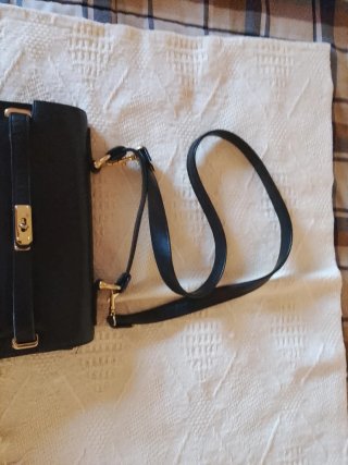Bolso negro con asa