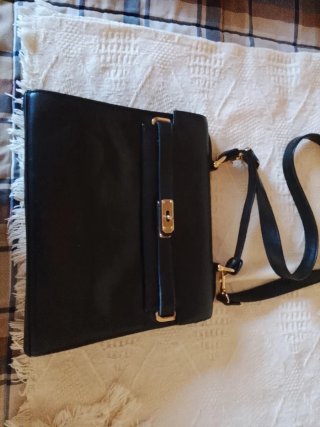 Bolso negro con asa