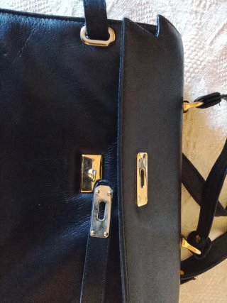 Bolso negro con asa