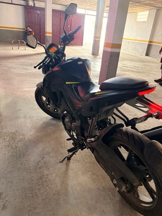 Moto 125cc Naked Negra y Amarilla