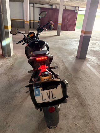 Moto 125cc Naked Negra y Amarilla