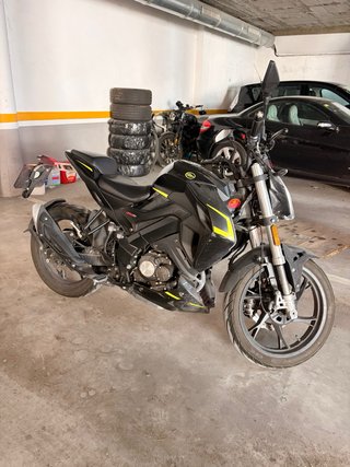 Moto 125cc Naked Negra y Amarilla