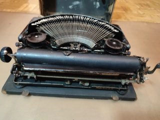 Máquina de escribir antigua con maletín