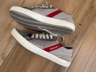 Zapatillas Geox niño gris y azul.