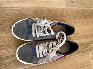Zapatillas Geox niño gris y azul.