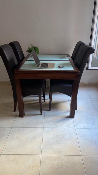 Mesa de comedor con 4 sillas