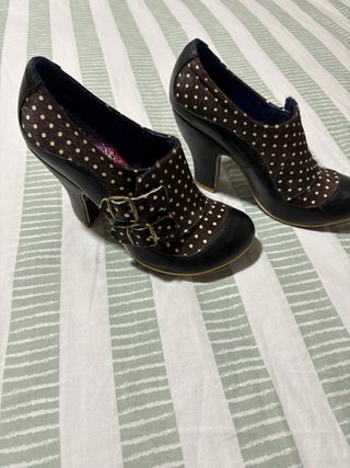 Zapatos de tacón Irregular Choice de lunares