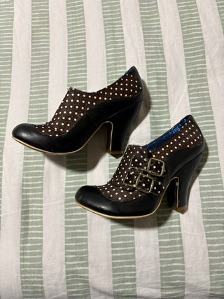 Zapatos de tacón Irregular Choice de lunares
