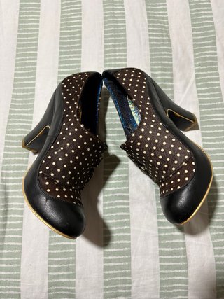 Zapatos de tacón Irregular Choice de lunares