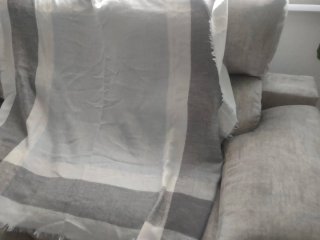 Manta de cuadros gris y blanco para sofá