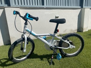 Bicicleta infantil 16” con luz trasera y caballete