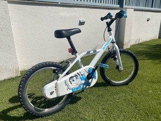 Bicicleta infantil 16” con luz trasera y caballete