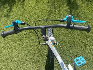 Bicicleta infantil 16” con luz trasera y caballete