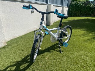 Bicicleta infantil 16” con luz trasera y caballete