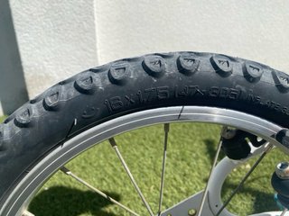 Bicicleta infantil 16” con luz trasera y caballete